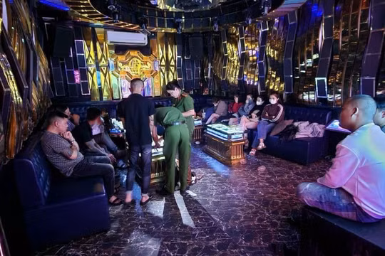 Kon Tum: Bắt quả tang nhóm thanh niên bay lắc trong quán karaoke