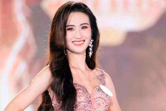 Hoa hậu Huỳnh Trần Ý Nhi lộ diện sang chảnh ở trời Tây
