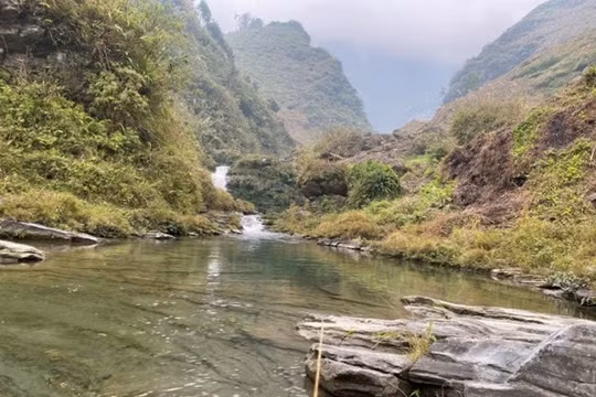 Một du khách tử vong khi tắm thác ở Hà Giang