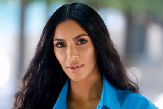 Kim Kardashian và em gái phản bác chuyện mang xui xẻo cho nửa kia