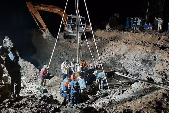 Thủ tướng chỉ đạo cứu nạn cháu bé rơi xuống ống cọc bê tông cầu Rọc Sen