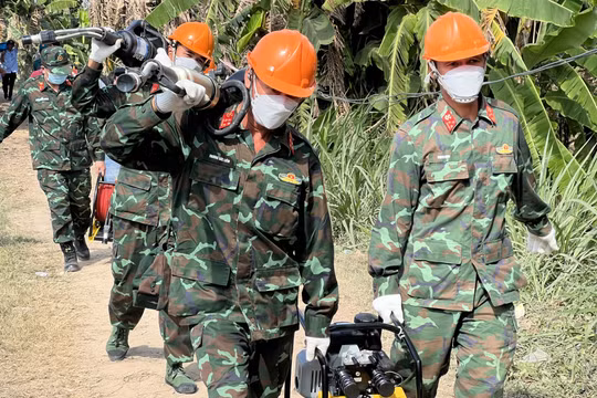 Lực lượng công binh vào cuộc giải cứu bé trai rơi xuống trụ bê tông