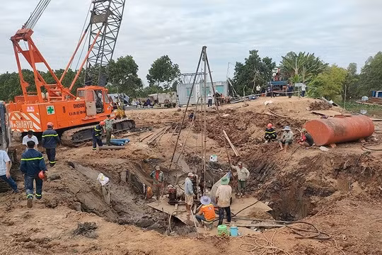 Vẫn chưa tiếp cận được cháu bé bị rơi xuống trụ bê tông 35m ở Đồng Tháp