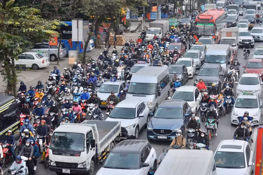 Người dân hối hả trở lại Thủ đô sau kỳ nghỉ Tết Dương lịch 2023