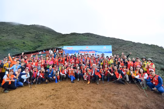 Vận động viên 51 tuổi chinh phục “nóc nhà” Yên Bái, gần 10km trong 2 giờ