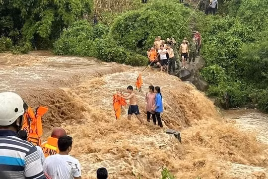 Gia Lai: Thót tim giải cứu 3 em nhỏ bị mắc kẹt giữa dòng nước lũ