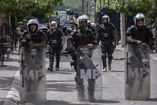 NATO gửi thêm 600 binh sĩ Anh đến Kosovo khi căng thẳng ở biên giới Serbia leo thang