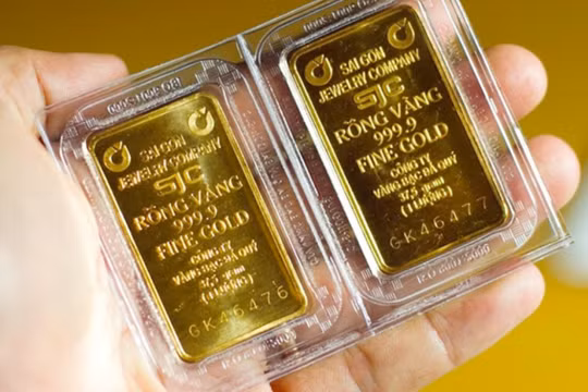 Mặc kệ vàng thế giới “công phá” mốc 2.000 USD, vàng SJC “rẻ” kỷ lục