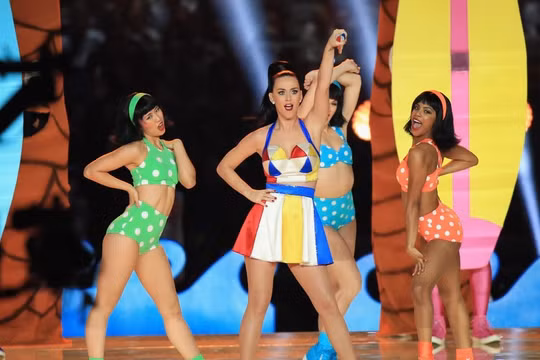 Những thiết kế độc đáo của Jeremy Scott trong 10 năm gắn bó với Moschino