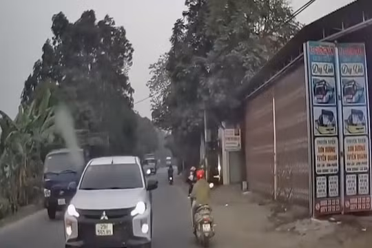 Bức xúc khi tài xế xe bán tải, lấn làn, đánh võng, nháy đèn xin nhường đường
