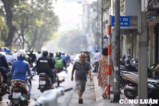 Vỉa hè sau khi kẻ vạch, người dân vẫn không có lối đi khi 1 bên là xe máy, 1 bên là cột điện