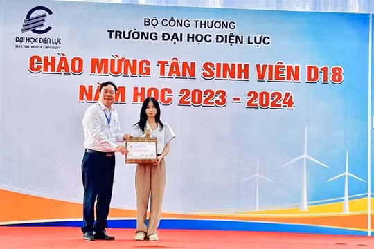 Hân hoan chào mừng tân sinh viên khóa D18 nhập học