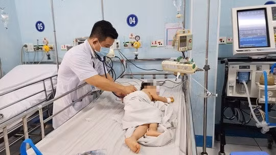 Bệnh tay chân miệng ở TP.HCM giảm nhưng nhiều ca nặng