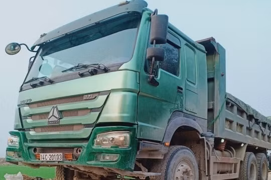Va chạm với xe tải, 3 mẹ con tử nạn thương tâm