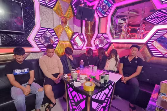 7 nam, nữ thanh niên góp tiền mua ma túy vào quán karaoke bay lắc