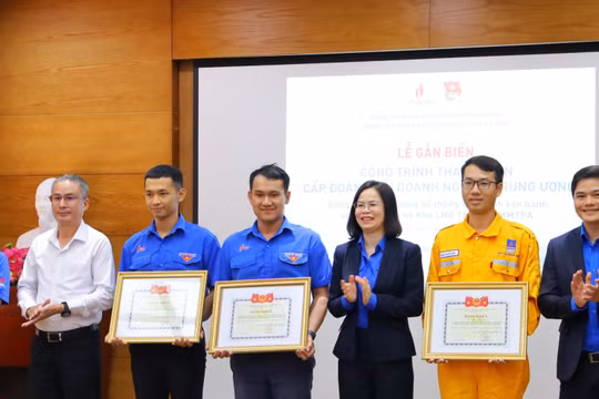 Gắn biển công trình thanh niên cấp Đoàn khối Doanh nghiệp Trung ương