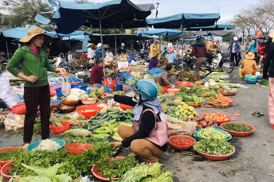 Hàng hóa ùn ùn về các chợ, mặt bằng giá cả mùng 5 Tết sẽ ổn định