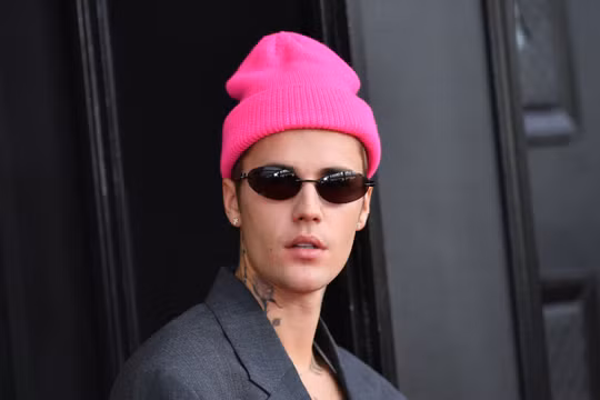 Justin Bieber thu về 200 triệu USD nhờ bán 291 bài hát