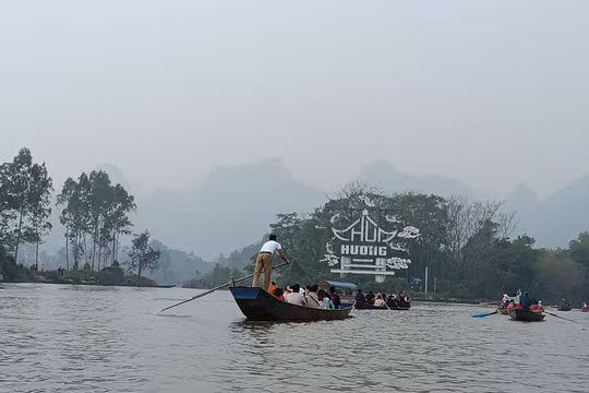 Hàng nghìn người du xuân Lễ hội Chùa Hương trong ngày đầu mở hội