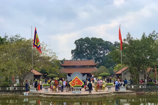TP Hải Dương: Du khách 'đổ dồn' về đền Bia xin lộc đầu năm mới 2023