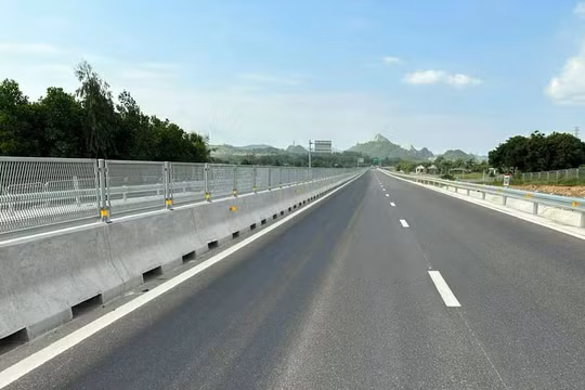 Cao tốc Nghi Sơn - Diễn Châu nghi bị đổ hóa chất lên mặt đường