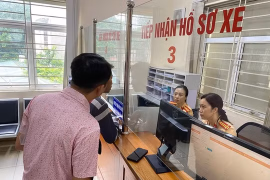 Mua xe mới chậm đăng ký biển số có bị xử phạt?