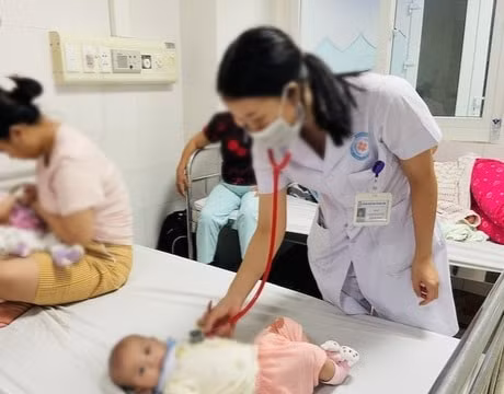 Thanh Hóa: Sức khỏe 4 trẻ nhỏ bị tiêm vaccine hết hạn tương đối ổn định
