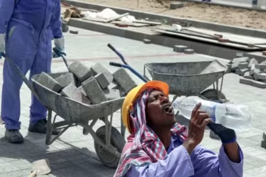 Nắng nóng do biến đổi khí hậu làm tăng rủi ro cho người lao động