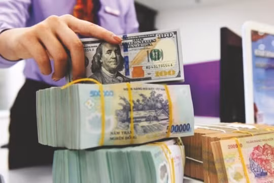 Tỷ giá USD/VND liên tục tăng nóng, sát mốc 24.000 đồng/USD