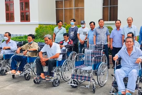 Trao tặng 110 chiếc xe lăn cho người khuyết tật tại tỉnh Bạc Liêu