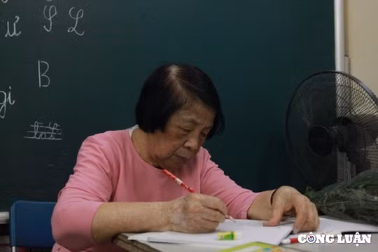 Bà giáo 80 tuổi và hành trình 28 năm gieo chữ cho trẻ em khiếm khuyết