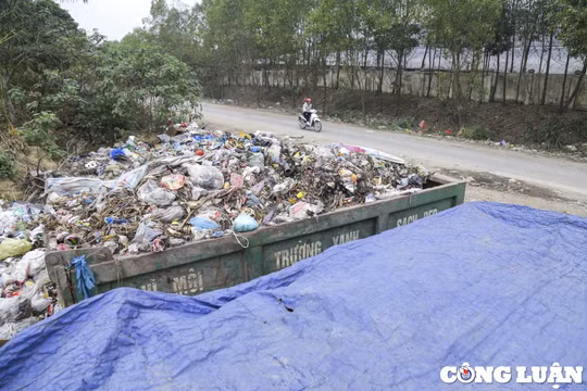 Người dân dựng lều, chốt chặn cả ngày lẫn đêm không cho xe vào bãi rác Xuân Sơn