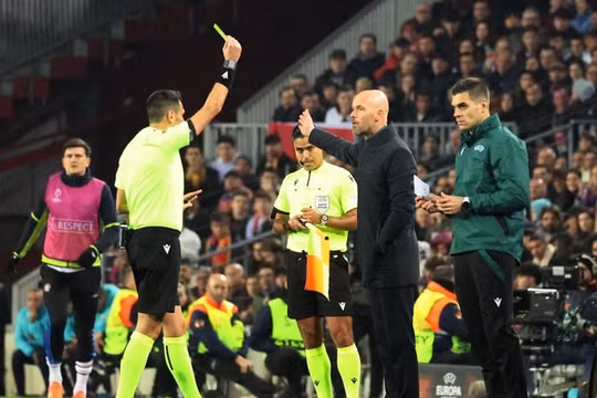 VAR gây tranh cãi trong trận MU hòa Barca
