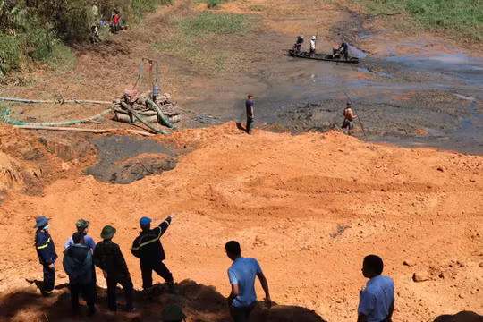 Điều tra nguyên nhân vụ vỡ hồ xử lý nước thải khiến một công nhân tử vong