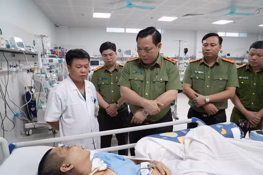 Giám đốc Công an TP Hà Nội thăm hỏi, động viên cán bộ bị thương trên đường làm nhiệm vụ