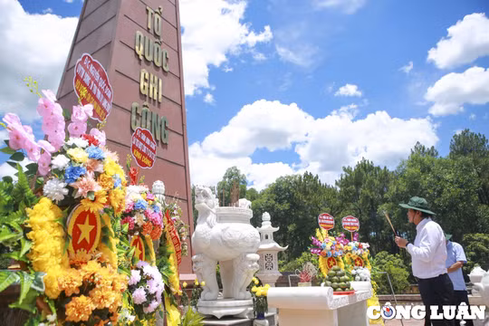 Trung ương Hội Cựu Thanh niên xung phong Việt Nam dâng hương tại các nghĩa trang liệt sĩ miền Trung