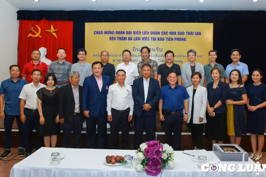 Liên đoàn các Nhà báo Thái Lan thăm và làm việc tại Báo Tiền Phong