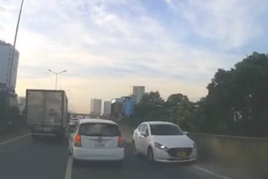 Xử phạt nữ tài xế lái ô tô đi ngược chiều tại Vành đai 3 trên cao