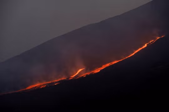 Núi lửa Etna phun trào, nhiều chuyến bay ở Ý bị hoãn lại