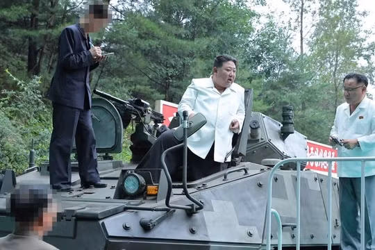Ông Kim Jong Un tiếp tục thị sát các nhà máy sản xuất vũ khí, tên lửa của Triều Tiên