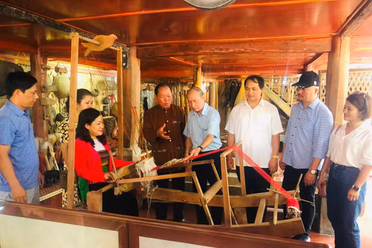 Hội Nhà báo TP Hà Nội hỗ trợ xây dựng nhà “Đại đoàn kết” tại tỉnh Hòa Bình