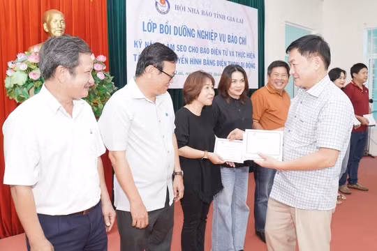 Trao giấy chứng nhận hoàn thành lớp bồi dưỡng kỹ năng làm SEO cho báo điện tử