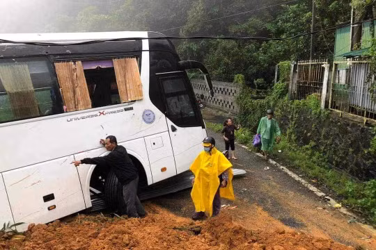 Mưa lớn, sạt lở đất đã khiến hơn 500 ngôi nhà bị hư hỏng, 5 người tử vong