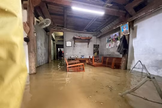 Lào Cai: Mưa lớn, cống thoát nước nhỏ, nước ngập ngang bụng