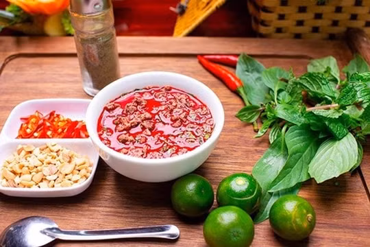 Người đàn ông đột ngột bị điếc sau 2 ngày ăn tiết canh