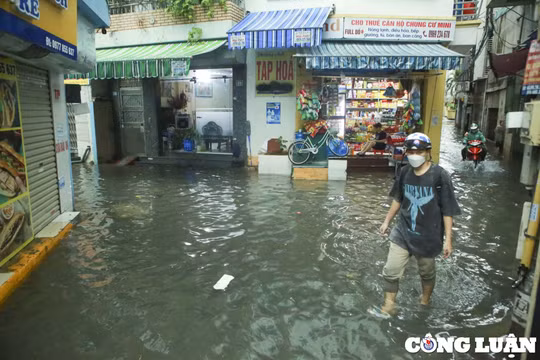 Hà Nội: Mưa lớn, nhiều tuyến phố ngập sâu trong nước