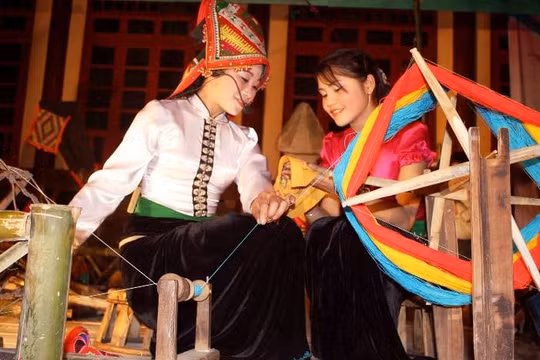 Phát triển làng nghề truyền thống gắn với du lịch ở Yên Bái