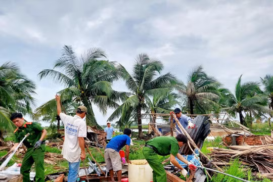 Cà Mau: Gần 350 căn nhà dân bị sập, tốc mái do giông lốc