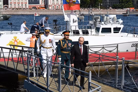 Ông Putin lên tàu duyệt binh cùng hải quân Nga
