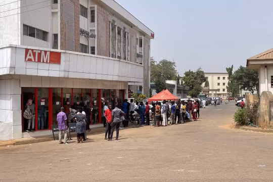 Nigeria trì hoãn kế hoạch đổi tiền sau sự hỗn loạn tại các cây ATM